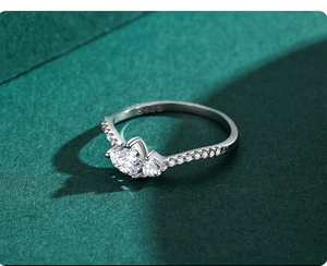 Macro shot of S925 sterling silver ring featuring a heart-shaped diamond centerpiece