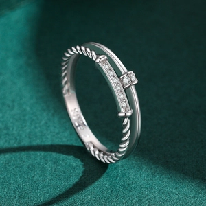 S925 sterling zilveren dubbellaagse ring met gedraaid ontwerp en zirkonia-accenten
