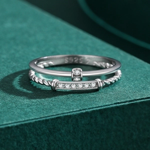 Minimalistische dubbellaagse S925 sterling zilveren ring met micro-pave zirkonia accenten