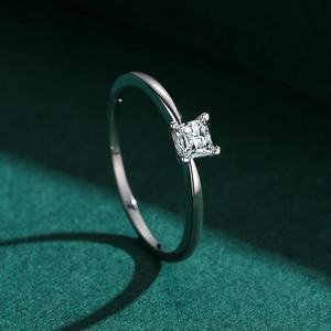 Eleganter s925 Silber Verlobungsring mit quadratischem Zirkonia in Vier-Krallen-Fassung