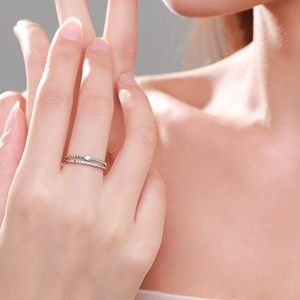 Bague double couche élégante en argent S925 avec cristaux micro-pavés portés au doigt