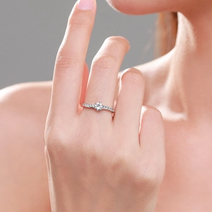 Elegant S925 sterling silver ring with a sparkling round zircon stone for women