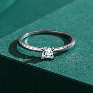 Klassischer S925 Sterlingsilber Ring mit quadratischem Diamanten und Vier-Klauen-Fassung