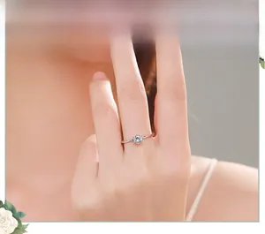 Gros plan d'une bague en argent s925 à six griffes avec oxyde de zirconium sur le doigt