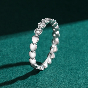 Elegant S925 silver heart ring featuring alternating polished and pave diamond patterns