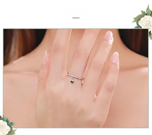 Vue rapprochée d'une bague étoile en argent s925 avec diamants sur un mannequin