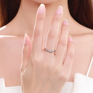 Bague croisée élégante en argent sterling S925 avec pierres sur la main