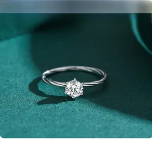 Vue macro d'une bague en argent torsadée à six griffes avec une gemme ronde et brillante