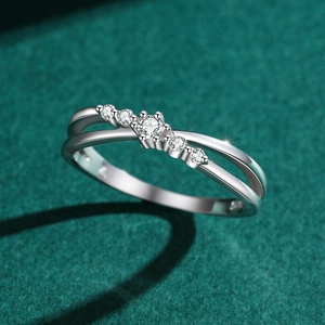 Élégante bague croisée en argent S925 avec cinq diamants étincelants sur velours vert