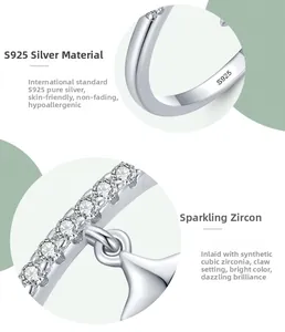 Gros plan sur la bague étoile en argent S925 montrant le poinçon et les zirconias