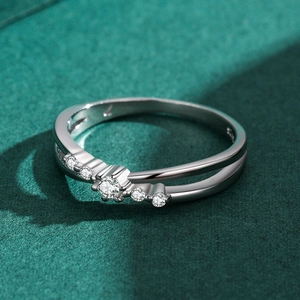 Bague croisée élégante en argent s925 avec cinq diamants étincelants sur velours vert foncé