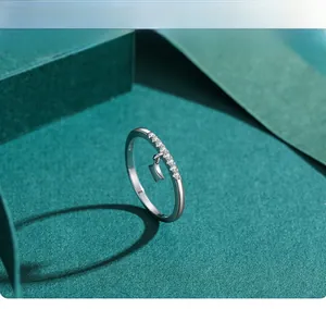 Détail de la bague étoile en argent S925 avec zircons scintillants et pendentif étoile