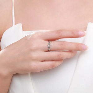 Bague élégante en argent sterling S925 avec motif de feuilles portée par un mannequin