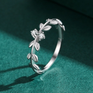 Bague élégante en argent s925 feuille d'olivier avec deux zircons sur velours vert