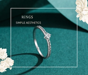 Detailed macro view of a s925 silver ring featuring a four-claw set cubic zirconia stone