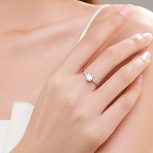 Classic S925 silver wedding ring with six-prong set solitaire diamond on female hand