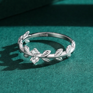 Bague feuille d'olivier en argent 925 avec zircons sur fond texturé vert foncé