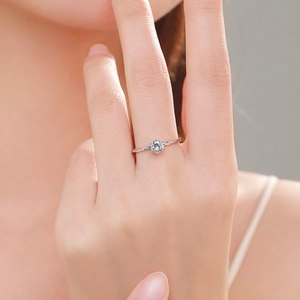 Élégante bague en argent 925 avec diamant à six griffes et anneau torsadé sophistiqué