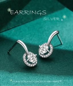 Détail macro de boucles d'oreilles rondes en argent S925 avec halo de zircon scintillant