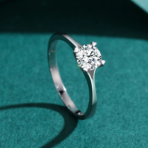 Classic 1ct round moissanite s925 silver ring with heart-shaped four-prong setting
