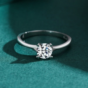 Classic 1 carat solitaire S925 sterling silver ring with 4-prong round cut sparkling stone