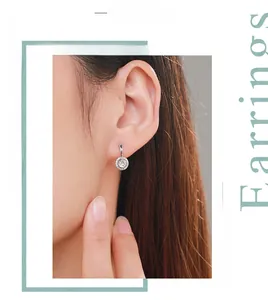 Gros plan d'une boucle d'oreille halo en argent avec zircons portée par un mannequin