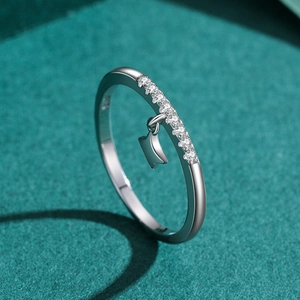 Bague étoile en argent sterling S925 avec pavé de zircone sur fond vert foncé