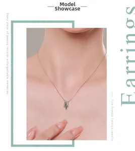 Vue détaillée du collier en argent S925 avec pendentif géométrique sur la clavicule