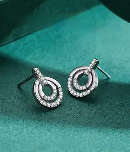 Vista macro di orecchini in argento sterling S925 con doppi cerchi e zirconi scintillanti