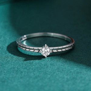 Elegant S925 silver ring with wheat pattern band and brilliant round zircon centerpiece