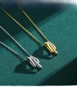 Détail des colliers en argent S925 avec pendentifs barres géométriques en or et argent