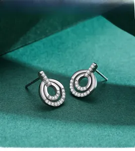 Dettaglio degli orecchini a doppio cerchio in argento s925 con zirconi micro-incastonati