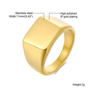 Détails de la bague chevalière en acier doré de 11mm de large avec finition polie miroir