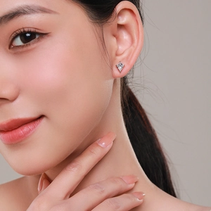 S925 Sterling Silber Rauten-Ohrstecker mit Zirkonia am Ohr des Models gezeigt