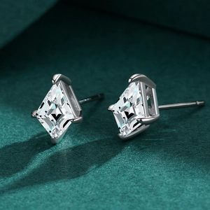 Rhombus-Ohrstecker aus S925 Sterlingsilber mit funkelnden Zirkonia-Hauptsteinen im Fokus