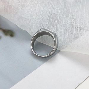 Vue de dessus d'une bague chevalière carrée en acier inoxydable argenté poli