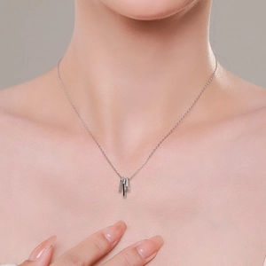 Élégant collier en argent sterling S925 avec trois pendentifs colonnes sur une femme