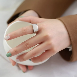 Bague chevalière carrée en acier inoxydable argenté poli pour femme au style minimaliste