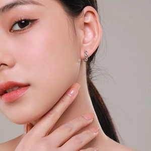 Eleganti orecchini a cerchio in argento S925 a maglia indossati da una modella su sfondo neutro