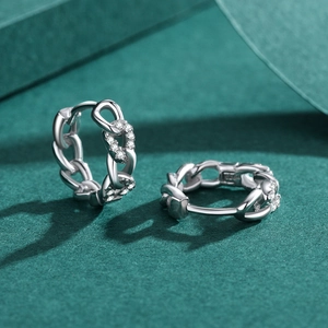 Orecchini a catena in argento S925 con zirconi incastonati su sfondo verde scuro