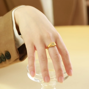 Minimalist Stainless Steel Heart Signet Ring For Women Zirconia Inlaid IP Gold Plated Starburst Engraving Finger Ring Jewelry