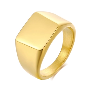 Bague chevalière carrée dorée en acier inoxydable avec surface plane minimaliste