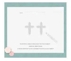 Détail macro de boucles d'oreilles croix en argent S925 avec micro-pavage de cristaux fins