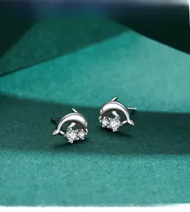 Détail de boucles d'oreilles dauphin en argent S925 avec pierres de zircone cubique