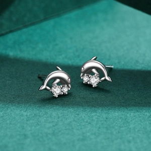Boucles d'oreilles dauphin en argent s925 et zircons au style minimaliste et chic