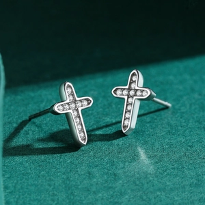 Boucles d'oreilles clous en argent 925 en forme de croix avec zircons brillants