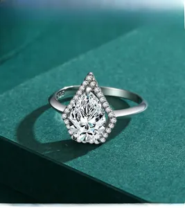 Détail macro du poinçon S925 sur l'anneau en argent de la bague goutte d'eau