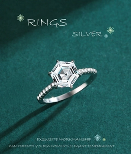 Dettaglio macro dell'anello esagonale in argento S925 con pavé su velluto verde scuro