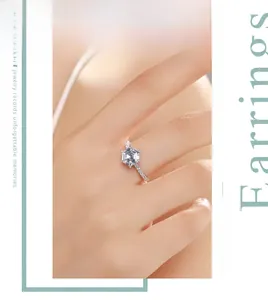Dettaglio dell'anello con diamante esagonale e pavé indossato sul dito