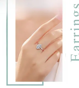Gros plan d'une bague en argent S925 avec diamant marquise sur la main d'un mannequin